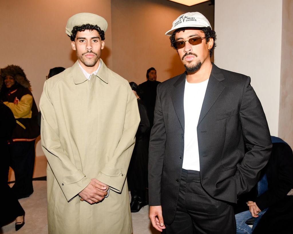 Bad Bunny y su hermano Bernie asistieron a la presentación de la colección de Calvin Klein para el desfile de la temporada Otoño 2025, que destacó el minimalismo moderno y la sofisticación característica de la marca.