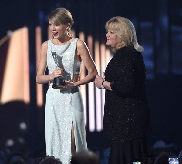 Taylor Swift recibió el premio Milestone de manos de su madre, Andrea, a quien le acaban de diagnosticar un cáncer
