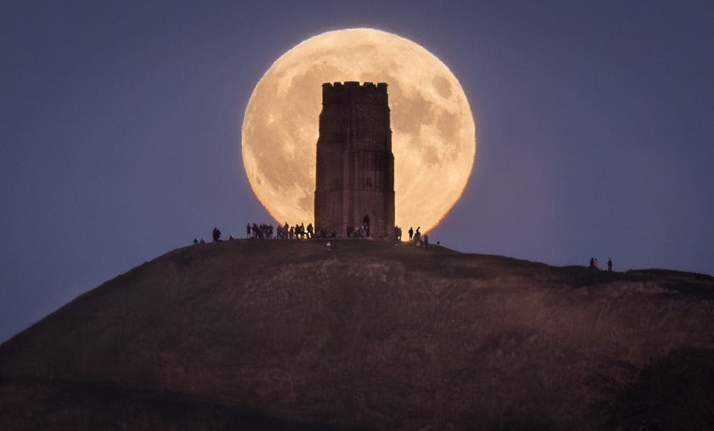 Superluna tras una montaña