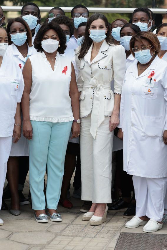 La Reina, con la primera dama de Angola en una maternidad