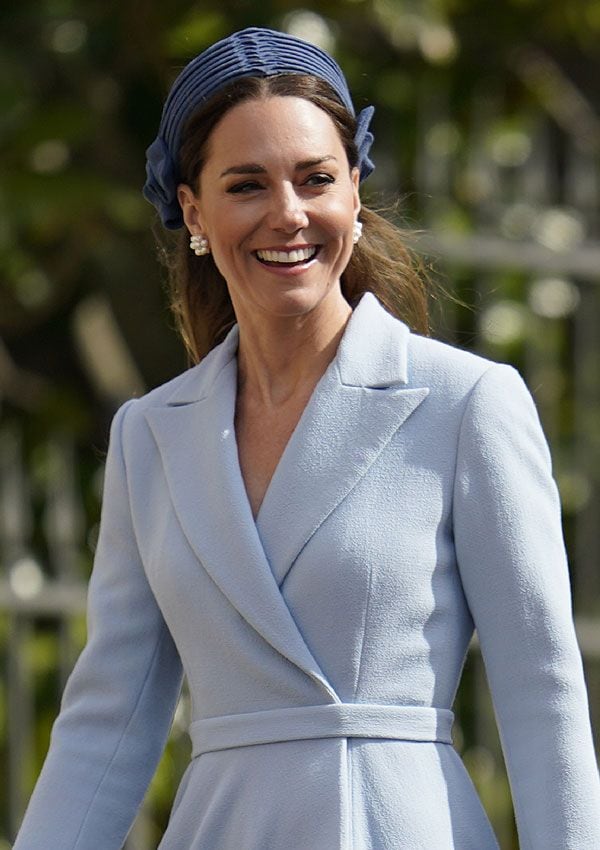 Kate Middleton con vestido azul de Emilia Wickstead y diadema