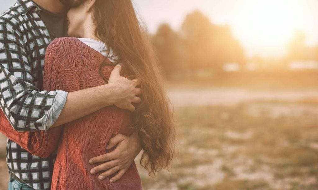 pareja de adolescentes enamorados