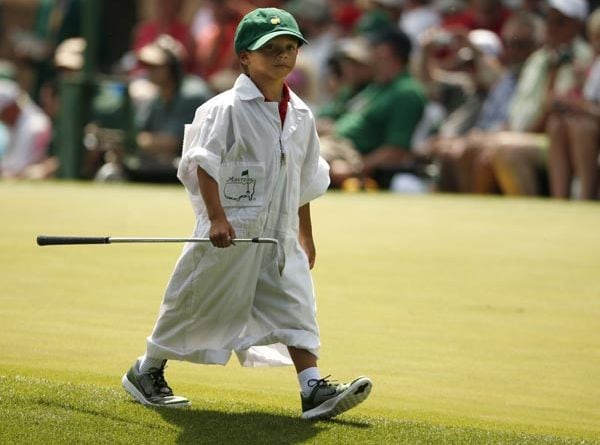 El pequeño Sam llevaba un traje que le quedaba un poco grande pero supo desenvolverse con soltura por el 'green'... ¡lo lleva en los genes!
