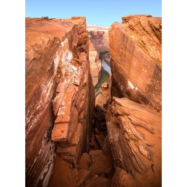 El Gran Cañón del Colorado no está en el estado de Colorado, sino en Arizona (Estados Unidos), enfilando, eso sí, la garganta excavada por el río Colorado. Esta impresionante formación rocosa también presenta espectaculares capas de sedimentos que se pueden apreciar a simple vista, con caídas de más de 1600 metros de profundidad.
