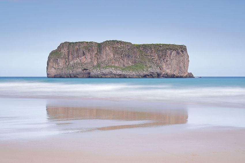 Islote de Castro, playa de Ballota, Llanes, Asturias