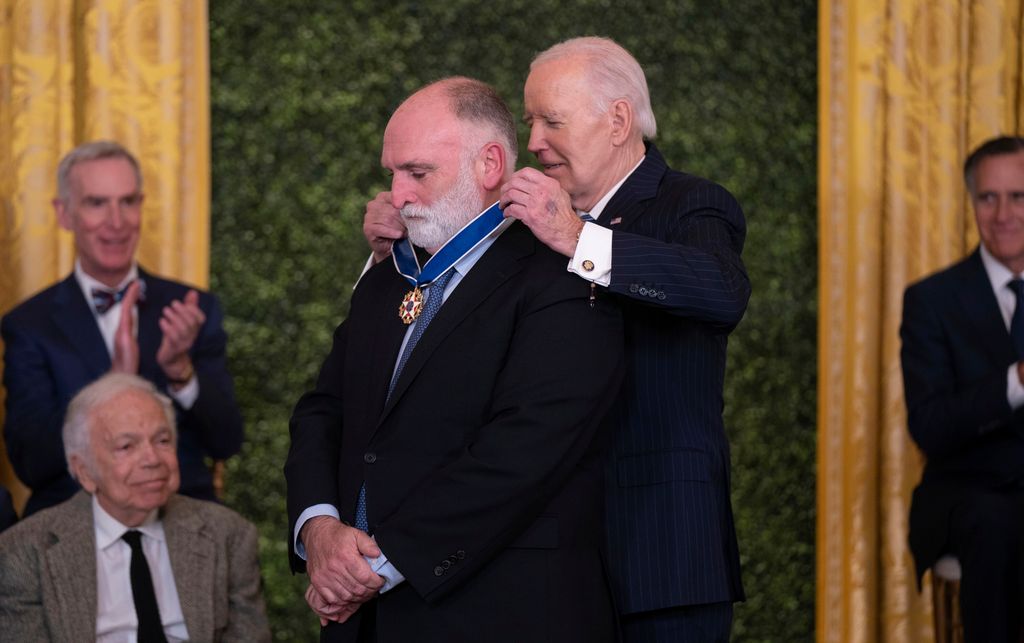 Joe Biden colocando la medalla a José Andrés