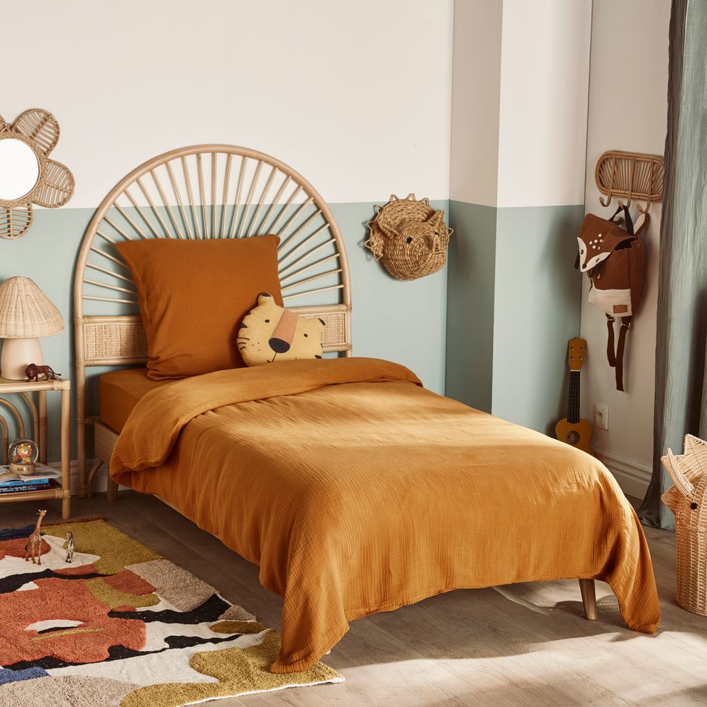 Dormitorio infantil con ropa de cama lisa