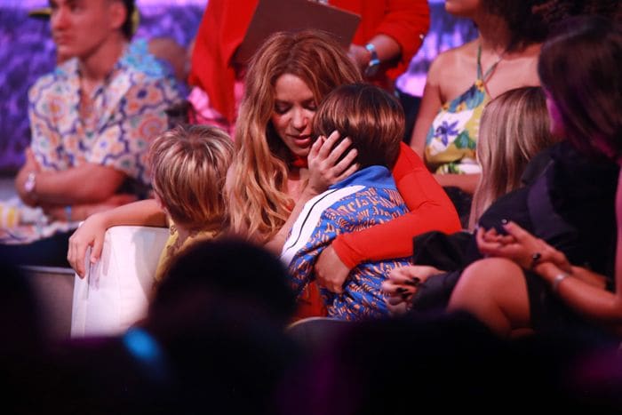 Shakira con sus hijos en los Premios Juventud 2023