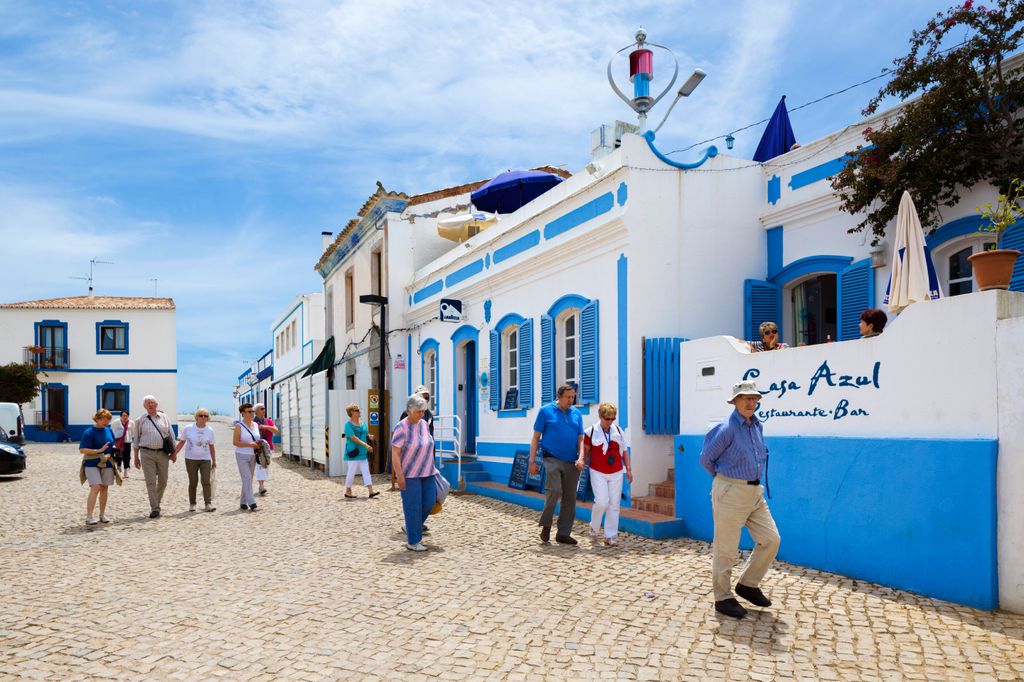 Vistas al pueblo encalado de Alcoutim en el río Guadiana, Alcoutim, Algarve, Portugal, Europa