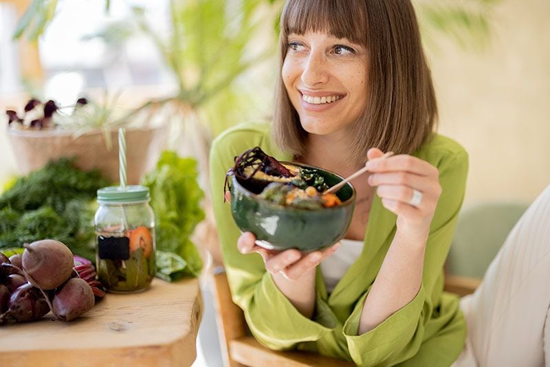 mujer comida bonita