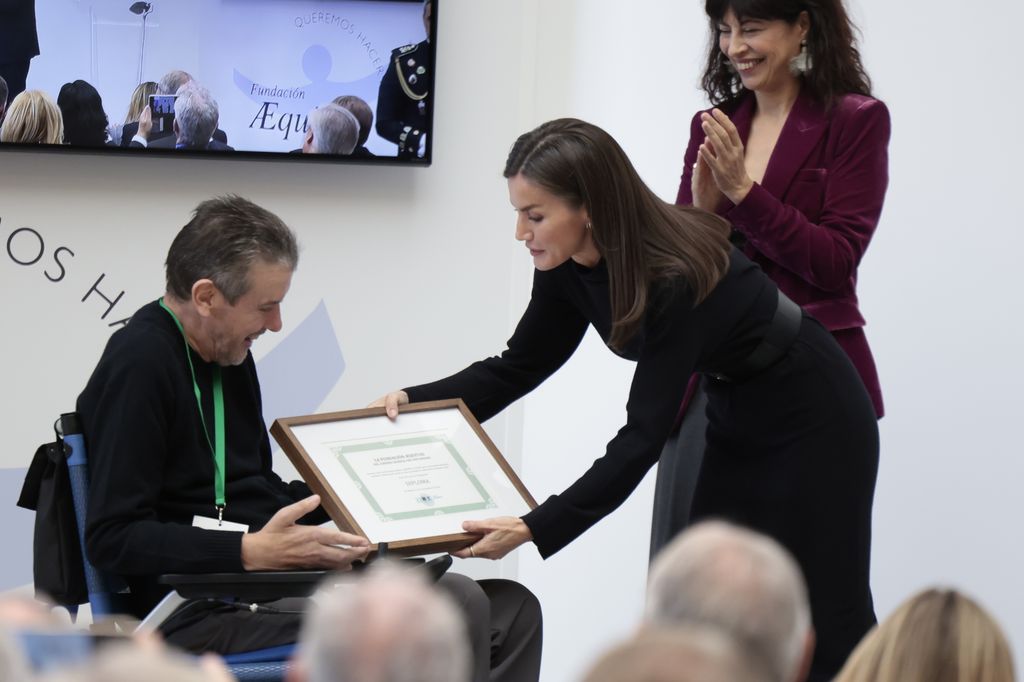 La reina Letizia le entrega un premio a Juan Carlos Unzué 