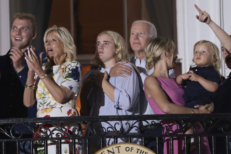 Joe Biden abraza a su nieta