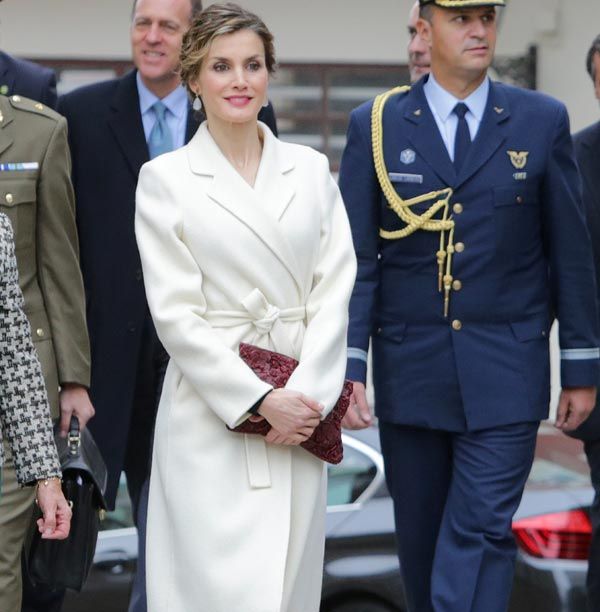 La Reina llevó un abrigo blanco de aire también bastante retro durante este viaje que hizo a Galicia 