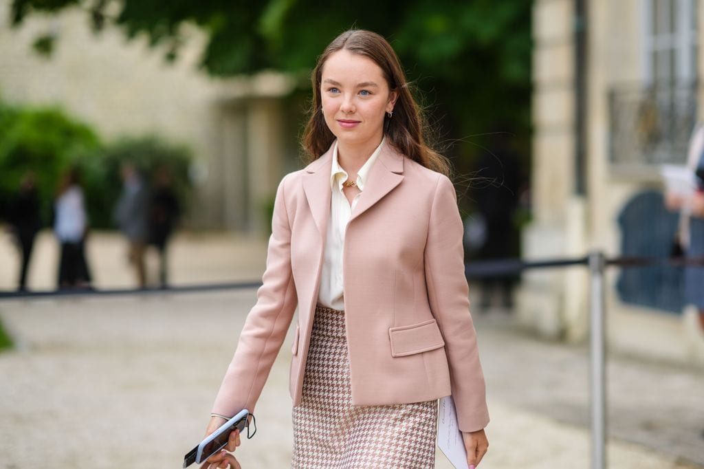 Alexandra de Hannover en parís con un look rosa