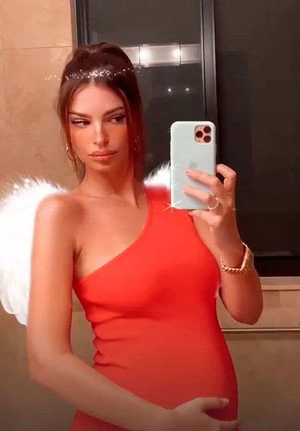 Emily Ratajkowski recicla un vestido rojo de punto ajustado con escote a un hombro, de Zara, que ya había lucido en 2019