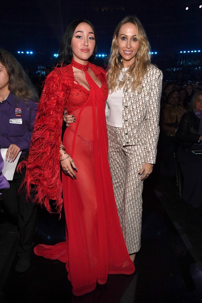 Noah Cyrus y  Tish Cyrus en los premios Grammy en 2020