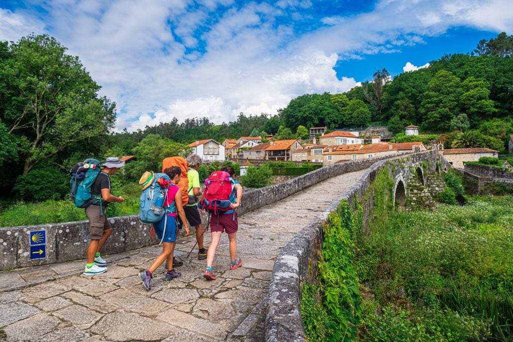 Peregrinos en Ponte Maceira, en Negreira, Camino de Santiago, A Coruña