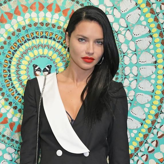 adriana lima con cabello suelto y blazer dress