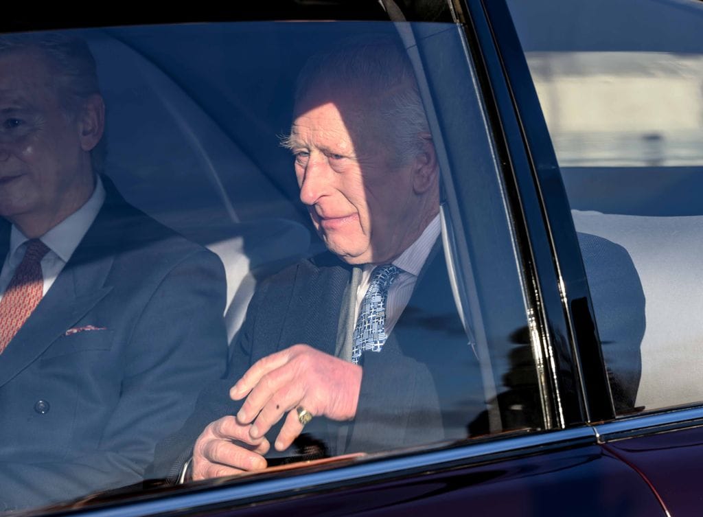 El rey Carlos fue captado a su llegada al Palacio de Buckingham para su almuerzo prenavideño.