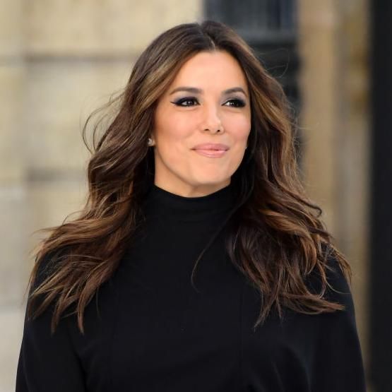 eva longoria con cabello suelto ondulado y su ter negro