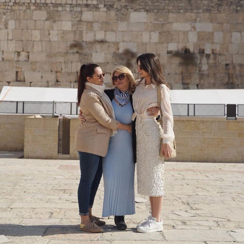 Nadia Ferreira con su mamá y su hermana