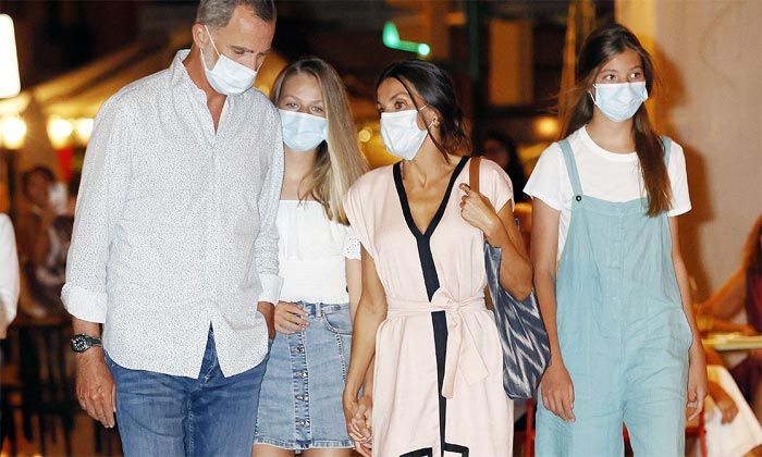 Reyes Felipe y Letizia con sus hijas Leonor y Sofía