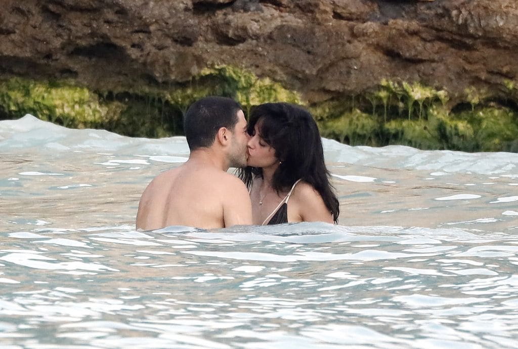 Este beso en el mar fue la mejor confirmación de romance de Camila y Henry.