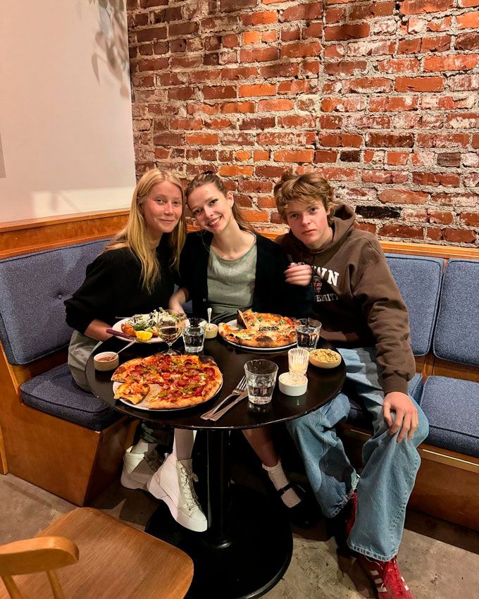 La actriz comiendo pizza con sus hijos