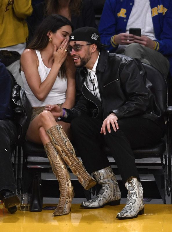 Bad Bunny y Kendall Jenner en el baloncesto