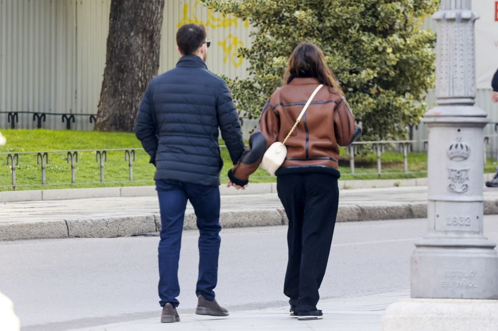 Ana de Armas, de 36 años, sale a dar un paseo romántico por Madrid con su novio Manuel Anido Cuesta, de 27, después de haber disfrutado de una cena con Tom Cruise.