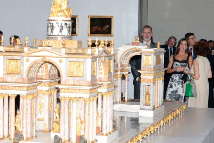 Los Reyes viendo una maqueta en la Galería de las Colecciones Reales