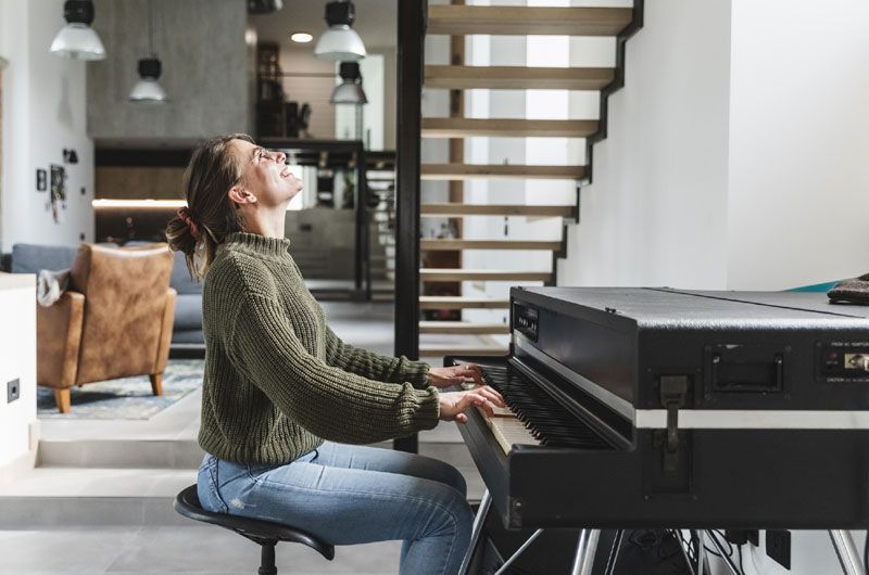 getty mujer piano