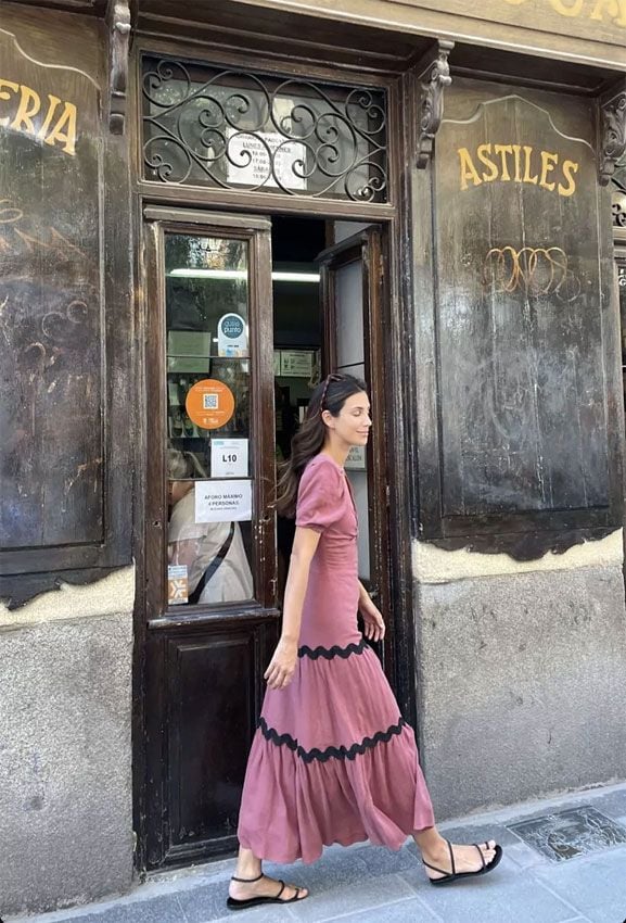 Sassa de Osma compra en Madrid unas alpargatas con su vestido rebajado