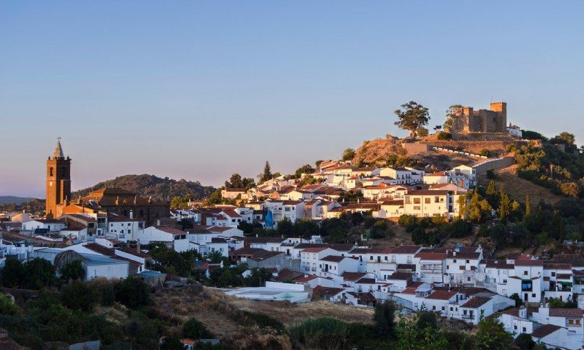 pueblo de cortegana en huelva con el castillo coronando la localidad