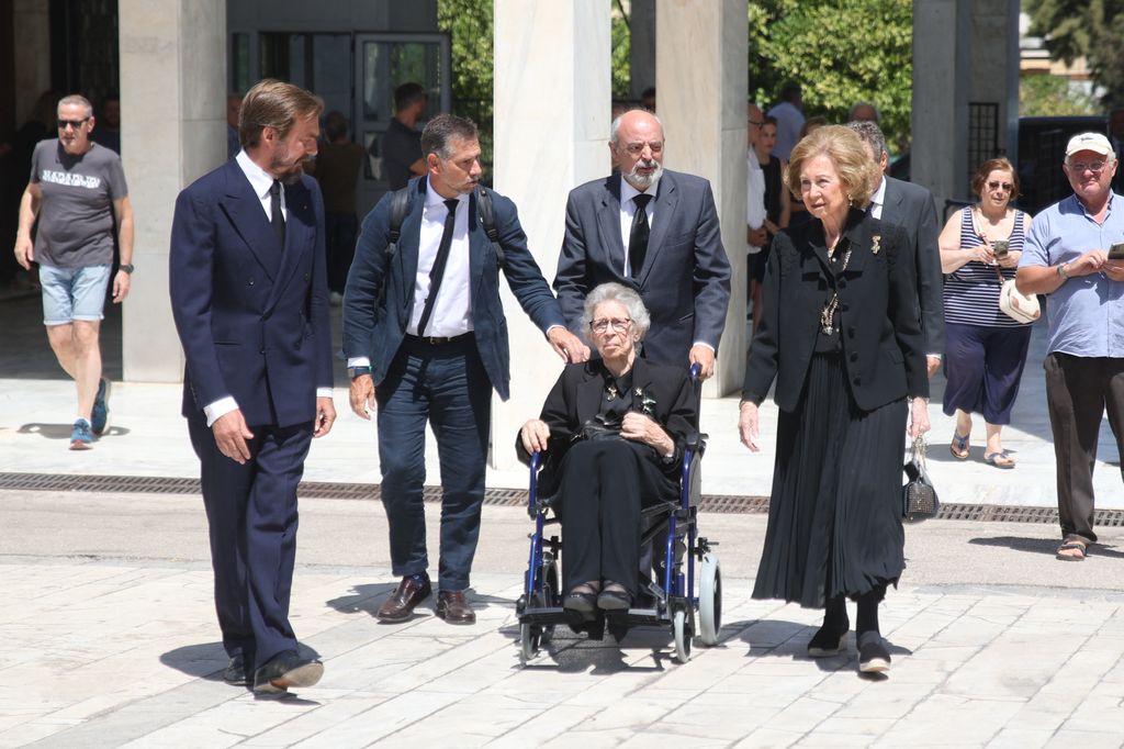 La reina Sofía, con su hermana la princesa Irene de Grecia en el funeral del príncipe Miguel de Grecia el 1 de agosto de 2024