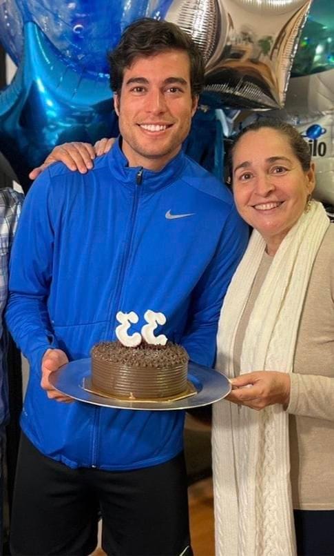 Danilo Carrera y sus padres