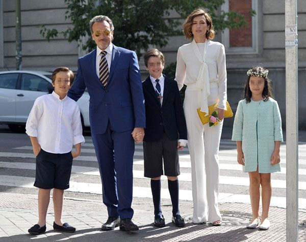 Nieves Álvarez y su marido, Marco Severini, posan con sus tres hijos -Adriano, Bianca y Brando- a su llegada al centro escolar donde el mayor recibía la Primera Comunión
