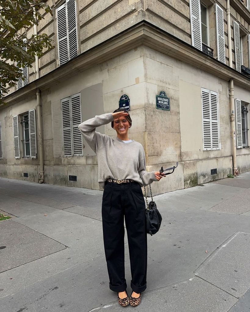 La influencer María Hernández en París con look básico