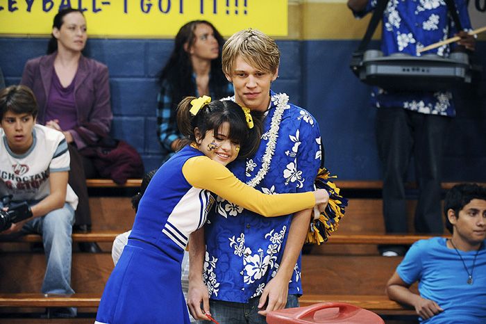 Austin Butler y Selena Gomez en los Magos de Waverly