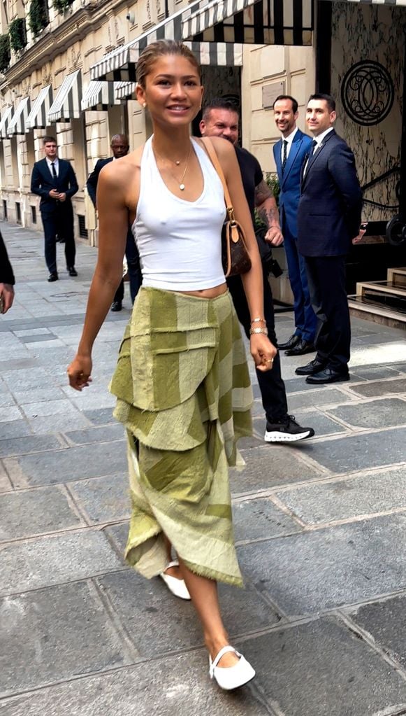 Zendaya en París con falda asimétrica