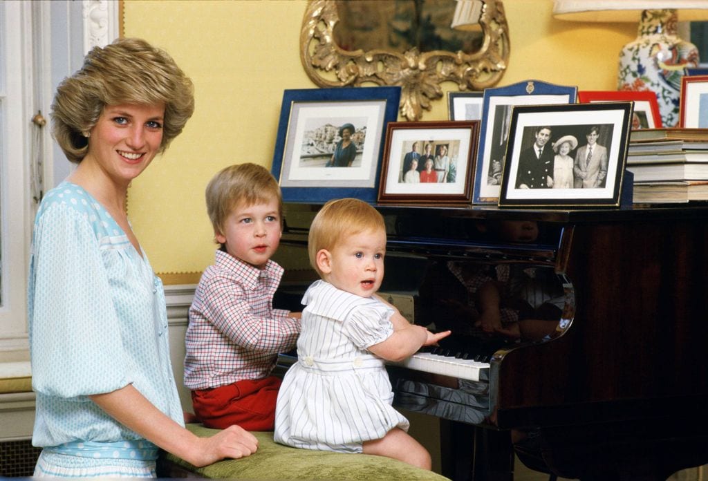 El príncipe Harry junto a su hermano William y su madre, la princesa Diana, en una foto de 1985.