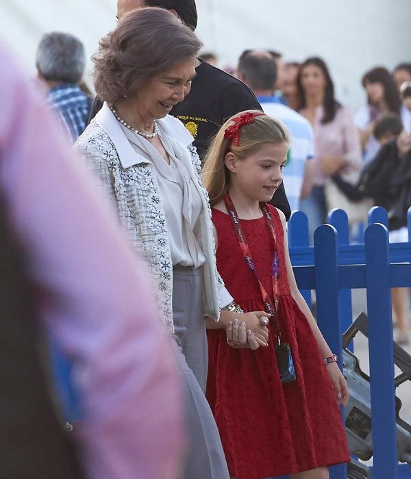 La reina Sofía camina con su nieta Sofía de la mano a su llegada al recinto donde el Circo del Sol hace su espectáculo
