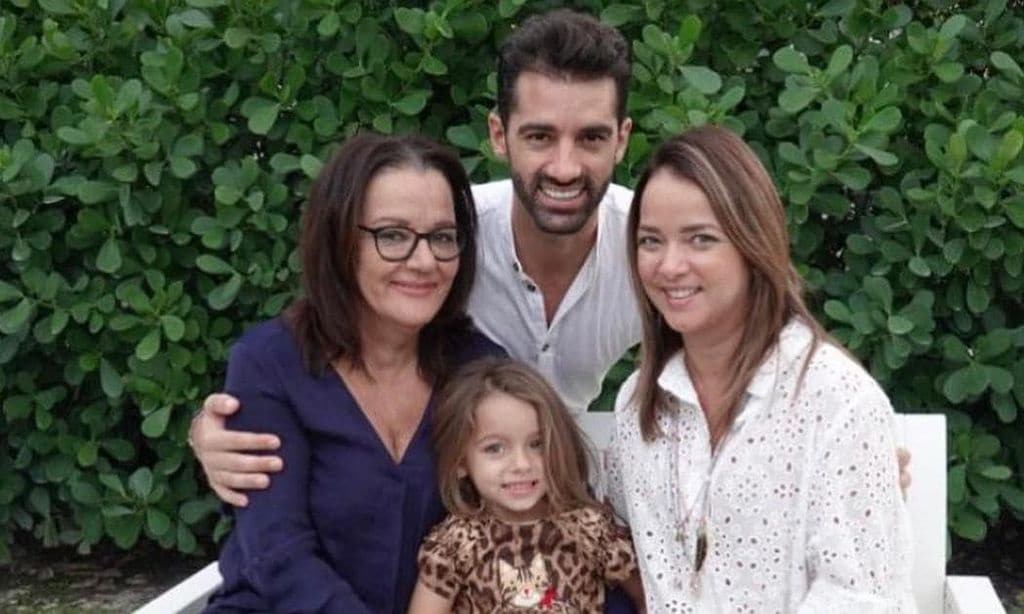 Toni Costa con su mamá, Carmen Lozano, Adamari López y Alaïa