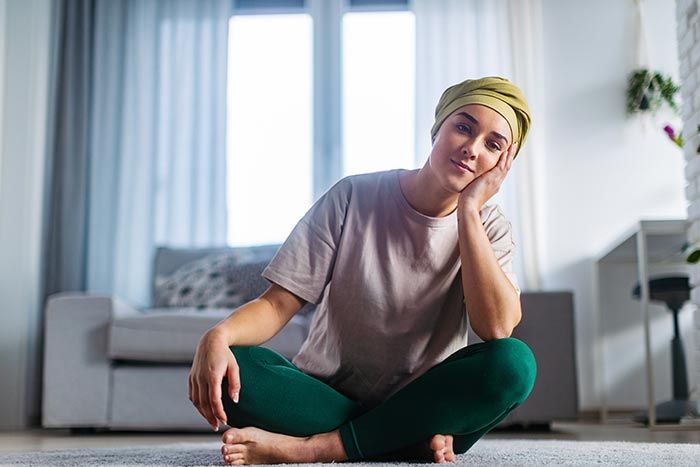 mujer con cáncer pensativa