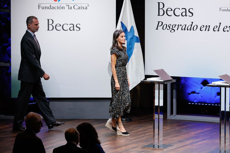 Doña Letizia, con un vestido de lunares de Massimo Dutti