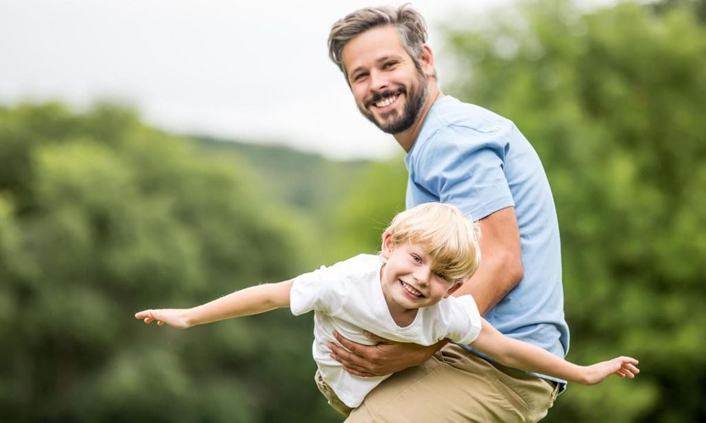 padre e hijo jugando