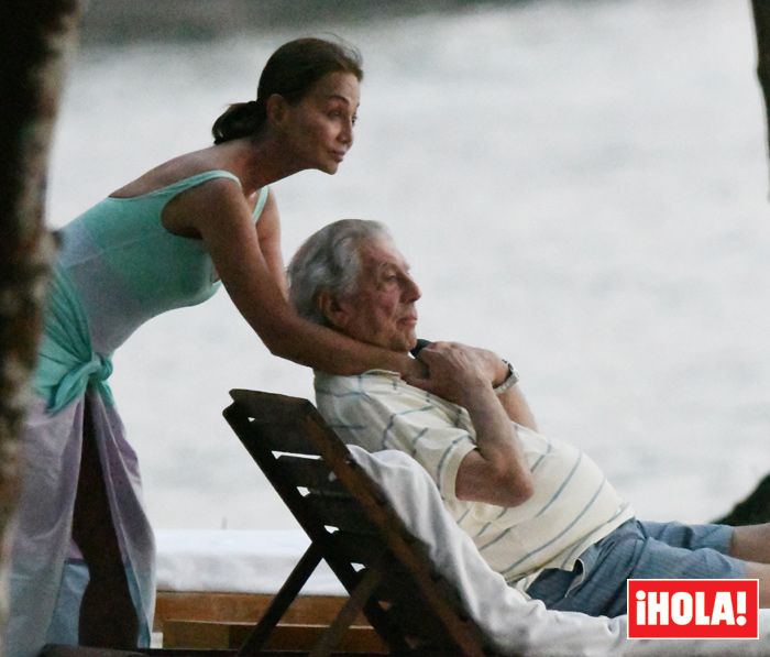 Mario Vargas Llosa e Isabel Presyler durante sus vacaciones en el sudeste asiático
