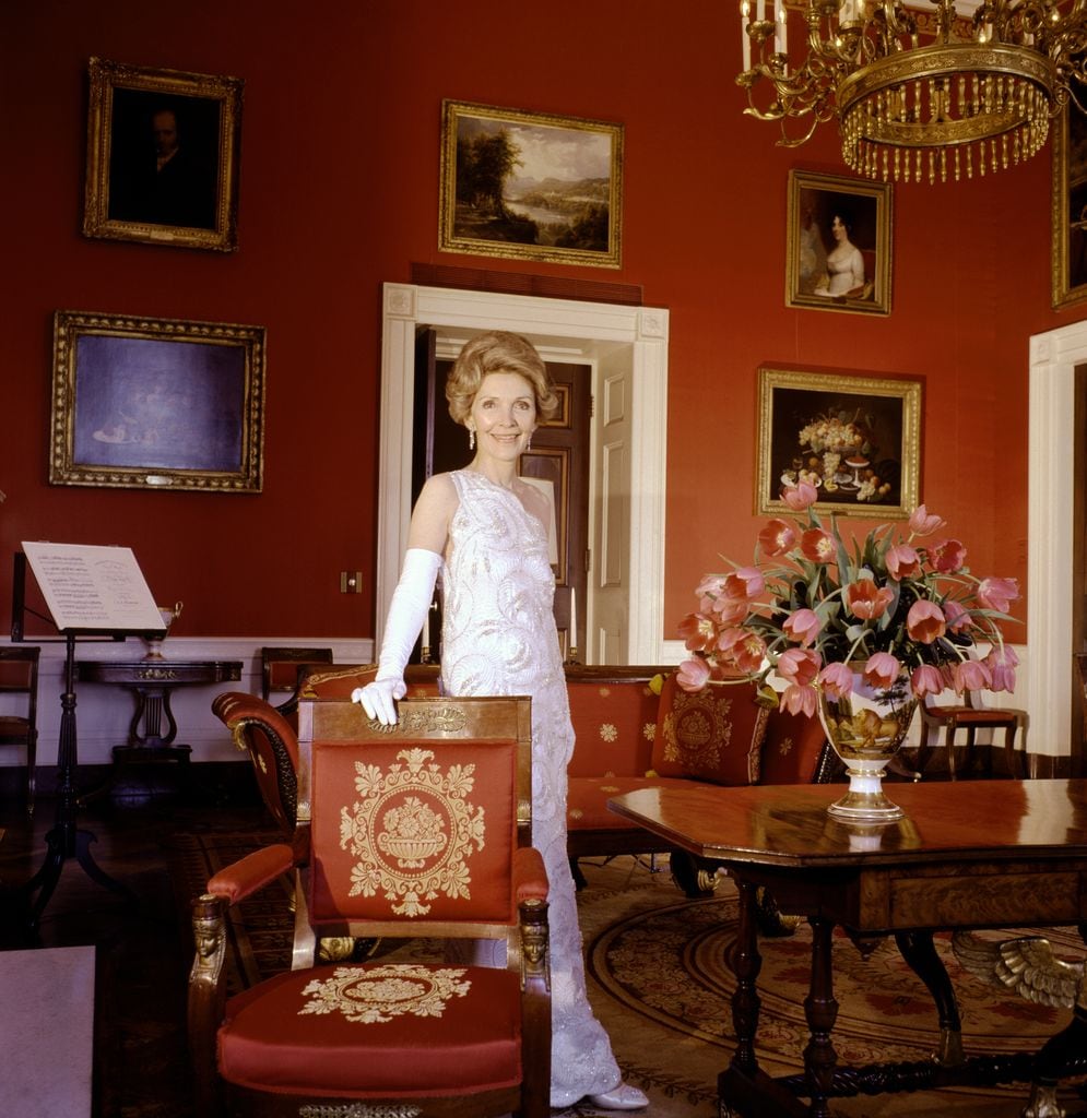 Nancy Reagan en la Casa Blanca con el vestido inaugural de James Galanos, en 1981