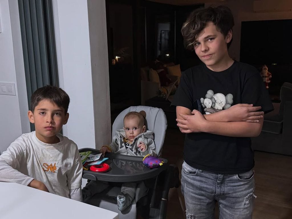 Marcelo, Milo y Axel; hijos de Matías Novoa y Michelle Renaud