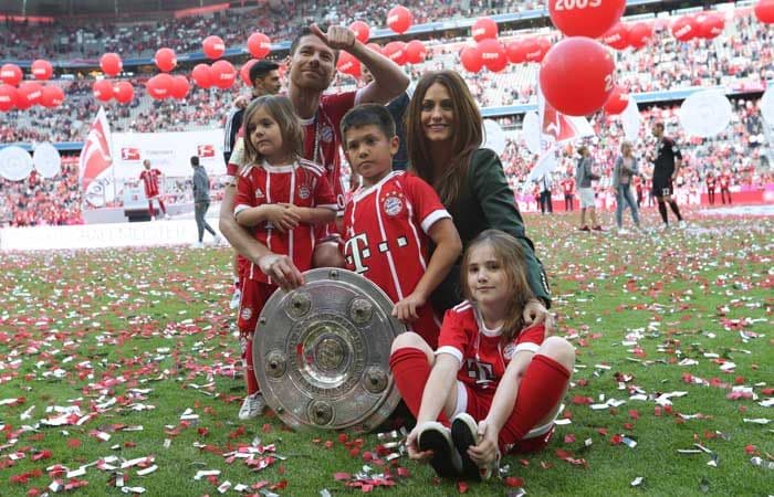 Xabi Alonso, en el campo con Nagore y sus hijos